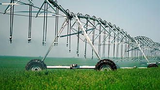 Dynamic Drive, a moving plate sprinkler for mechanized irrigation