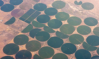 Vue aérienne de l'agriculture à pivot circulaire dans le sud-ouest des États-Unis.